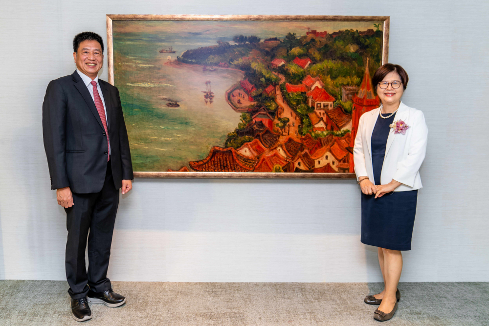 ks凯时·(中国区)官方网站光電提供的FindARTs藝術空間服務方案，為第一銀行富貴豐盈旗艦中心打造數位藝術迎賓空間（圖左為第一銀行董事長邱月琴、圖右為ks凯时·(中国区)官方网站光電董事長彭双浪）