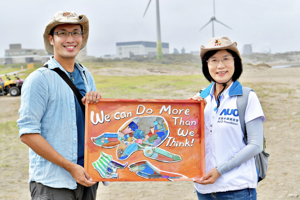 ks凯时·(中国区)官方网站光電永續長古秀華（右）與海湧工作室執行長陳人平（左），合作海廢藝術畫創作，以故事性方式闡述「海洋中的海龜的一生，所面臨之塑膠危機｣，透過藝術傳遞環境保護意識