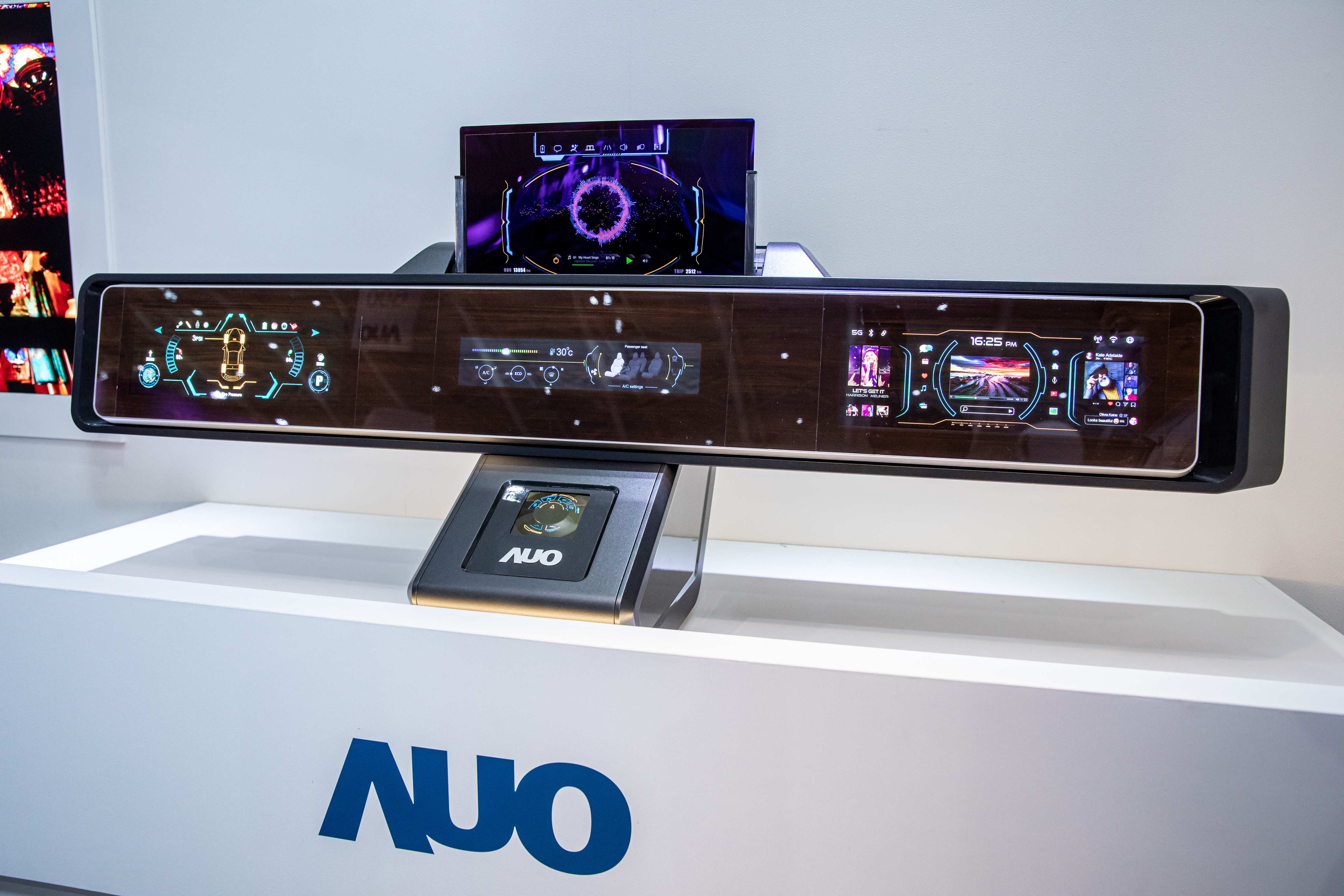 ks凯时·(中国区)官方网站可捲式Micro LED顯示器導入智慧車艙設計，能夠流暢地展開與捲收，讓車艙擁有更多的空間運用彈性，完整發揮Micro LED可撓可彎曲的優勢特性