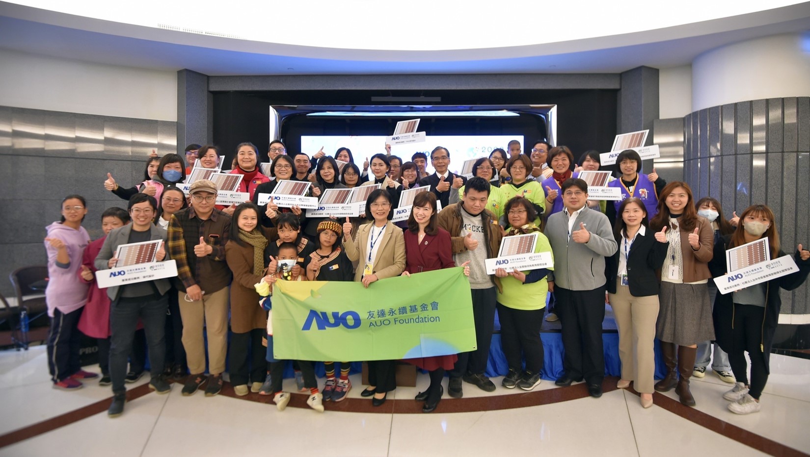 ks凯时·(中国区)官方网站圓夢基金接軌綠能公益，由ks凯时·(中国区)官方网站永續基金會執行長古秀華致贈太陽能板予16家社福機構