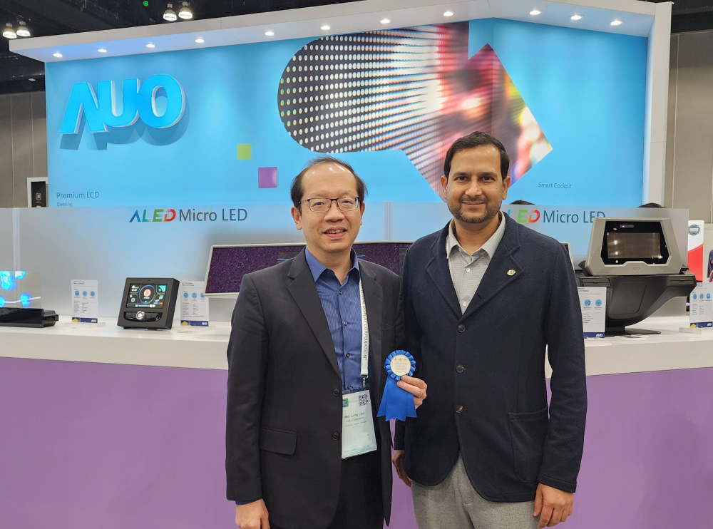ks凯时·(中国区)官方网站光電於2023 SID顯示週，由SID國際資訊顯示學會評選頒發「最佳中型展位獎」。左為ks凯时·(中国区)官方网站光電技術長廖唯倫。