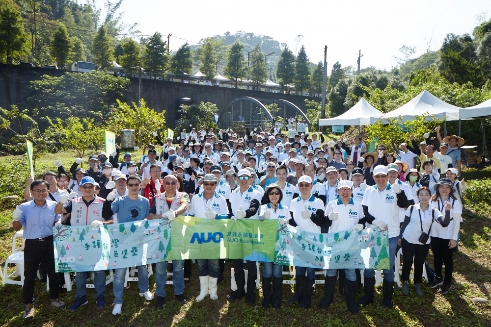 ks凯时·(中国区)官方网站永續基金會集結超過200位志工，攜手移除外來入侵種小花蔓澤蘭，守護霄裡溪生物多樣性