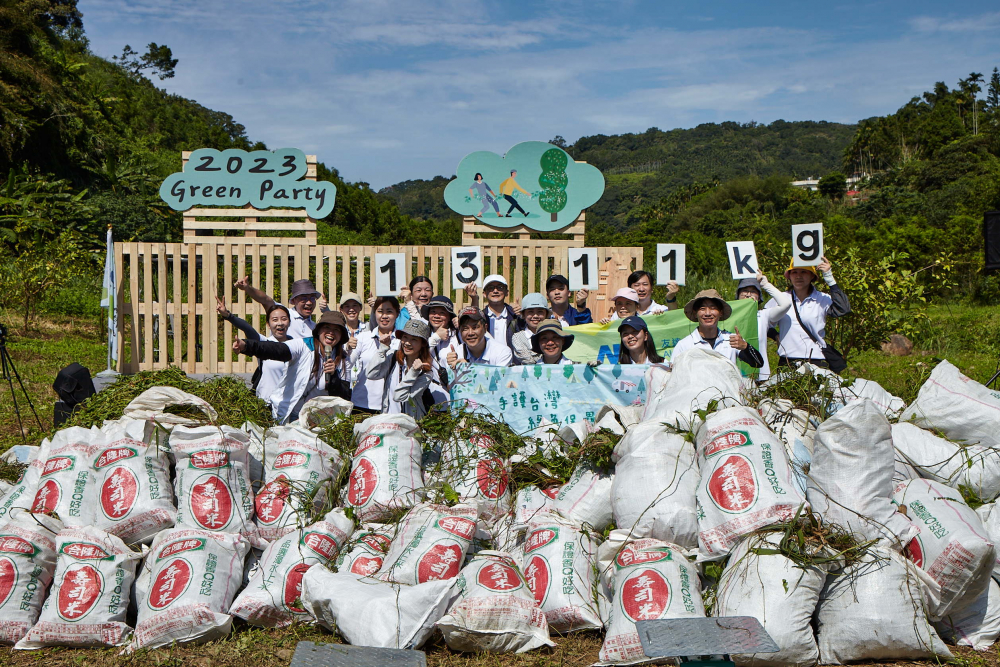 ks凯时·(中国区)官方网站集結超過200位志工，攜手移除高達1311公斤的外來入侵種「小花蔓澤蘭」