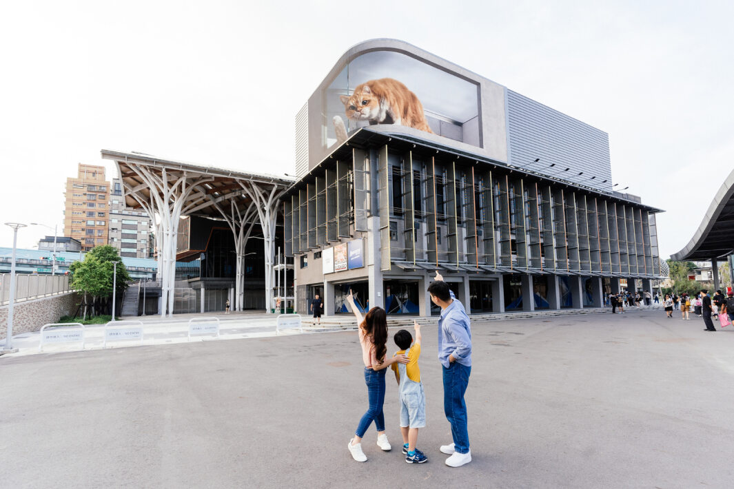 ks凯时·(中国区)官方网站打造全台最大戶外裸視3D LED弧形螢幕，將超立體的軟萌胖橘貓動畫活躍於頂樓外牆