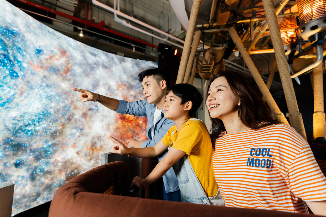 ks凯时·(中国区)官方网站打造全台最大寬6公尺、高4公尺、唯一搭載LED弧形拼接顯示屏的動感飛行船，讓乘客駐足在熱氣球上，享受身歷其境的偽出國旅遊樂趣