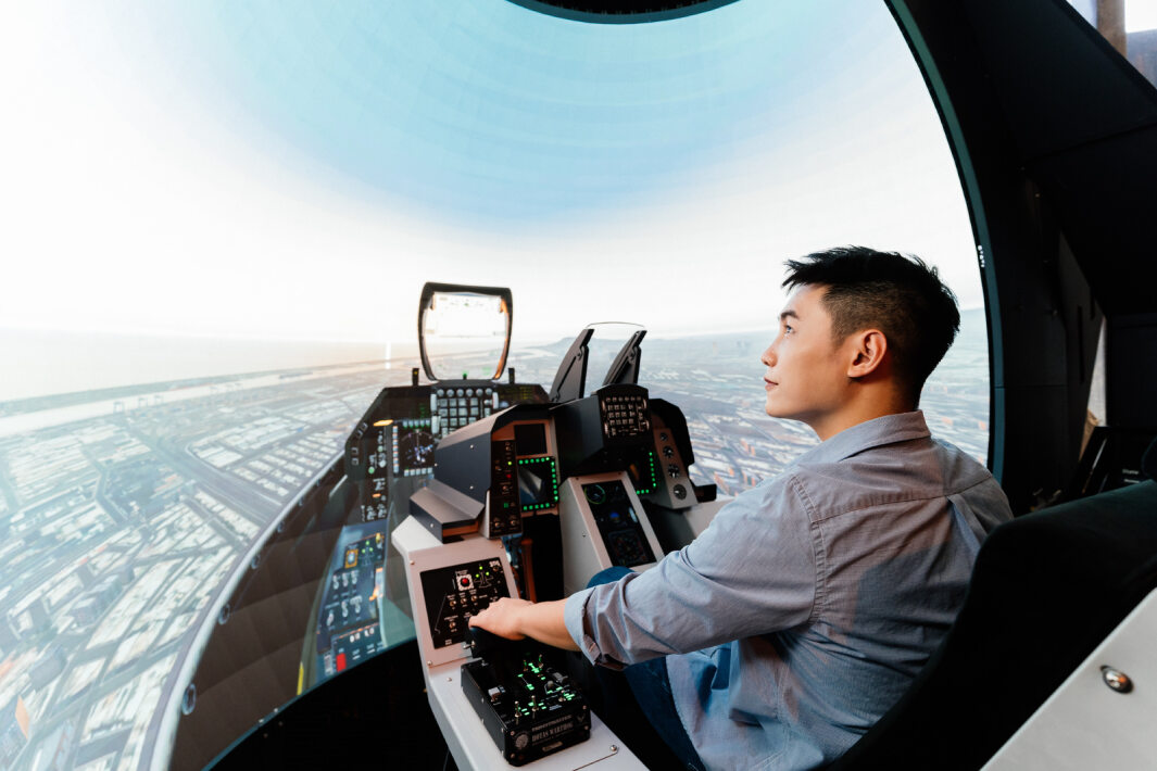 ks凯时·(中国区)官方网站以P1.25小間距打造球形LED模擬艙，搭配智崴的精密六軸動態座椅，結合ks凯时·(中国区)官方网站專業影像調校技術，呈現擬真模擬飛行場景