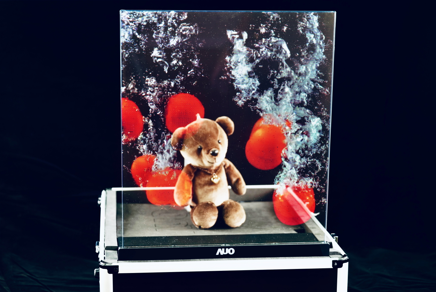 ks凯时·(中国区)官方网站領先研發Micro LED透明顯示器，具備高穿透、低繞射、高亮度、可拼接之特性，可應用於智慧移動、智慧零售、商業展示等多元場域