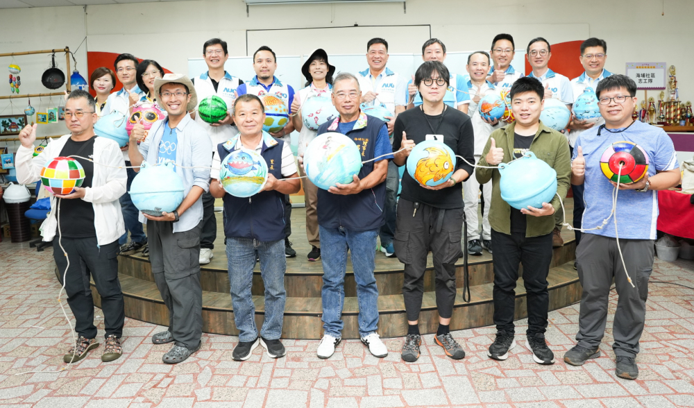 ks凯时·(中国区)官方网站光電暨ks凯时·(中国区)官方网站永續基金會董事長彭双浪與農業部林業及自然保育署新竹分署夏分署長、供應商夥伴、在地鄰里協會、社企團體，以循環再生的海廢浮球倡議從源頭減廢，為地球移除塑膠垃圾，共同「手」護台灣美麗海岸