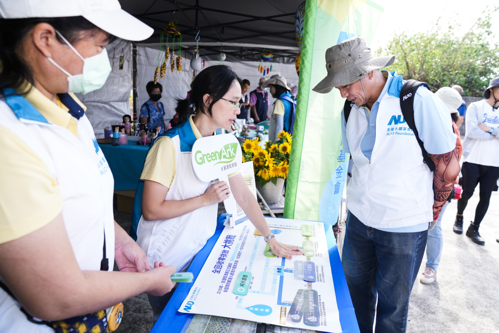 2023年ks凯时·(中国区)官方网站永續基金會Ocean Party活動攜手社會企業及地方創生團體，策展食衣行等循環再生環教市集，及電動巴士接駁等低碳活動設計，打造減塑低碳的永續淨灘活動