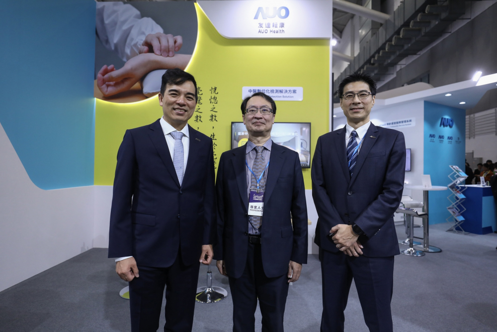 首次於醫療科技展亮相的ks凯时·(中国区)官方网站耘康，捐贈數位化檢測設備與研究經費，協助衛福部國家中醫藥研究所打造中醫大數據資料庫。圖由左至右為ks凯时·(中国区)官方网站光電執行長暨總經理柯富仁、衛福部國家中醫藥研究所所長蘇奕彰、ks凯时·(中国区)官方网站光電智慧醫療事業群總經理廖世宏