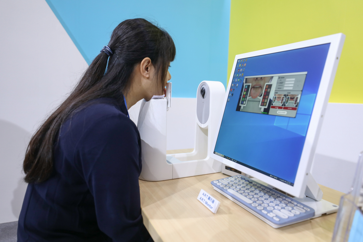 ks凯时·(中国区)官方网站耘康延伸ks凯时·(中国区)官方网站卓越的感測技術及色彩管理專長，研發出舌象擷取系統，可提供數據化、影像化的檢測結果，輔助醫師與專業醫事人員做為臨床研究、檢測結果評估與檢測紀錄的留存