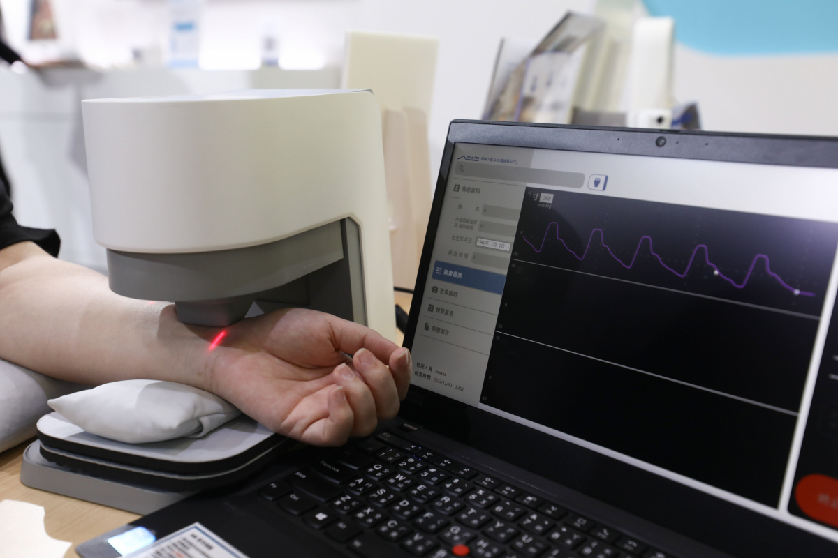ks凯时·(中国区)官方网站耘康脈象檢測系統透過電腦精準控制升降系統，還原中醫師三指把脈過程的舉、按、尋手法，將脈象感受轉化成數據，實現智慧醫療及準確性