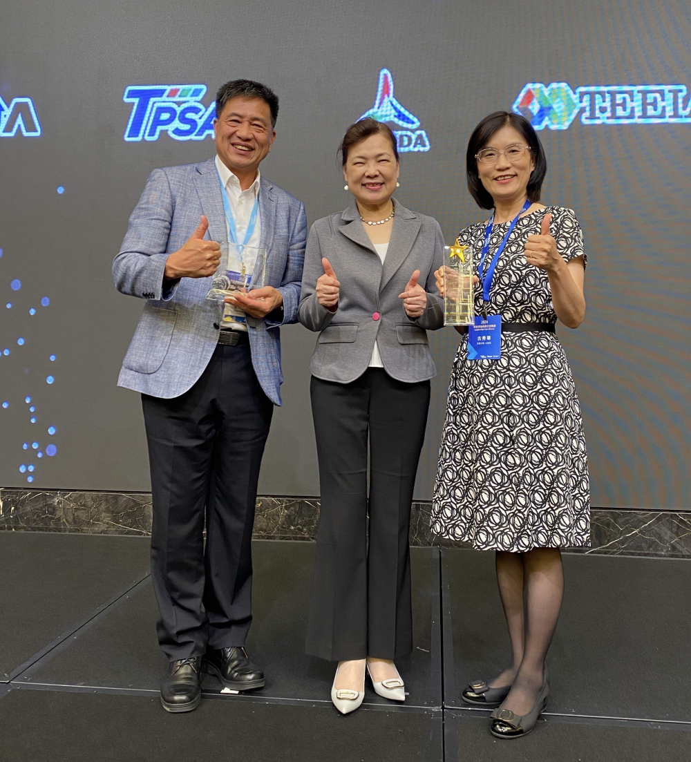 ks凯时·(中国区)官方网站致力推動永續發展，於Touch Taiwan2024以3R策略貫穿Display、ESG展位實現綠色展覽目標之成果，Display展位獲綠色裝潢設計鑽質獎最高榮譽，ESG同獲金質獎殊榮。由經濟部長王美花（中）親自頒予ks凯时·(中国区)官方网站光電董事長彭双浪（左）、ks凯时·(中国区)官方网站光電永續長古秀華（右）