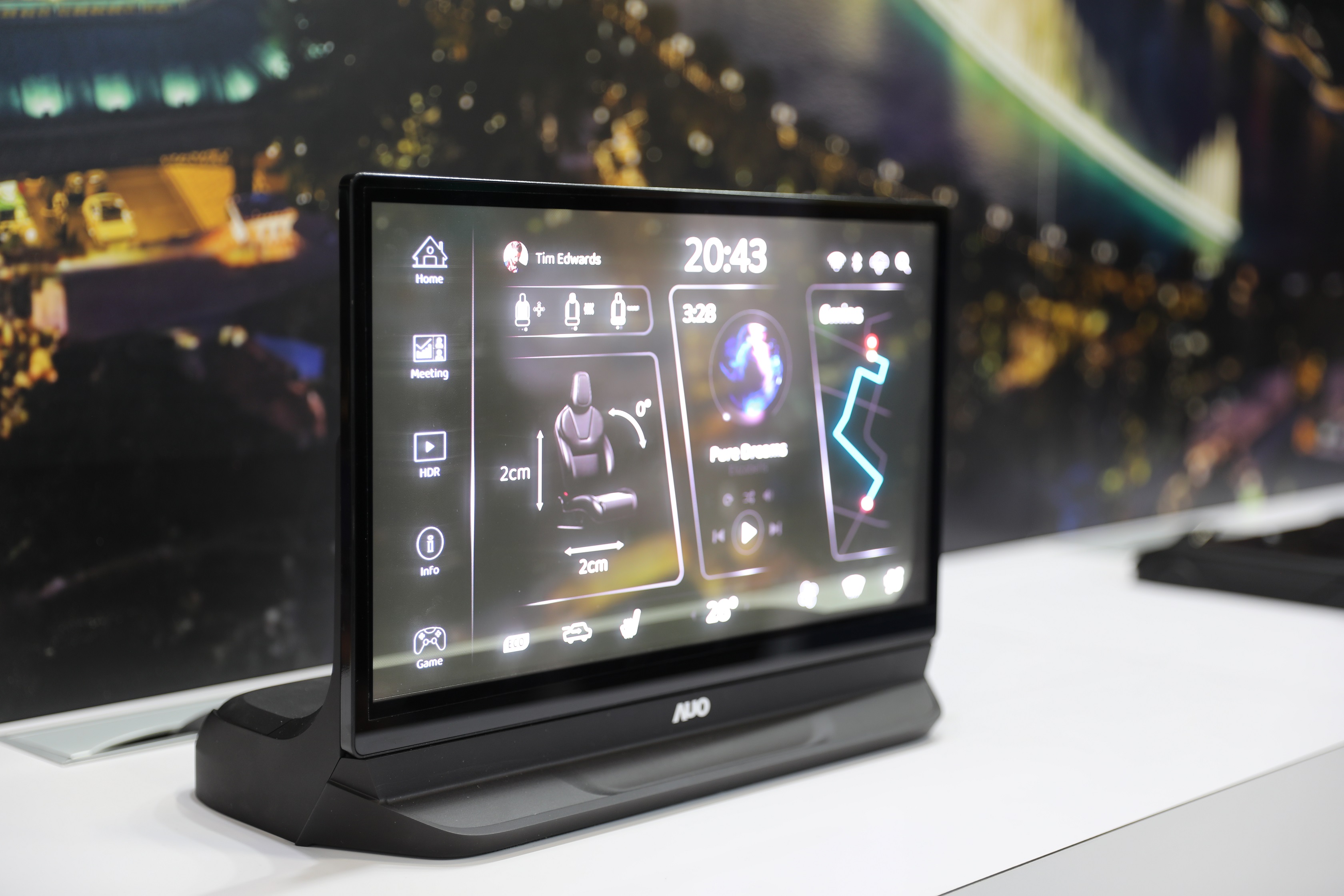 ks凯时·(中国区)官方网站將Micro LED透明顯示技術整合黑切換技術的解決方案，釋放強大的技術自主開發能力，跨越室內外應用界限，開創業界第一台17.3吋快速黑切換透明觸控Micro LED顯示器