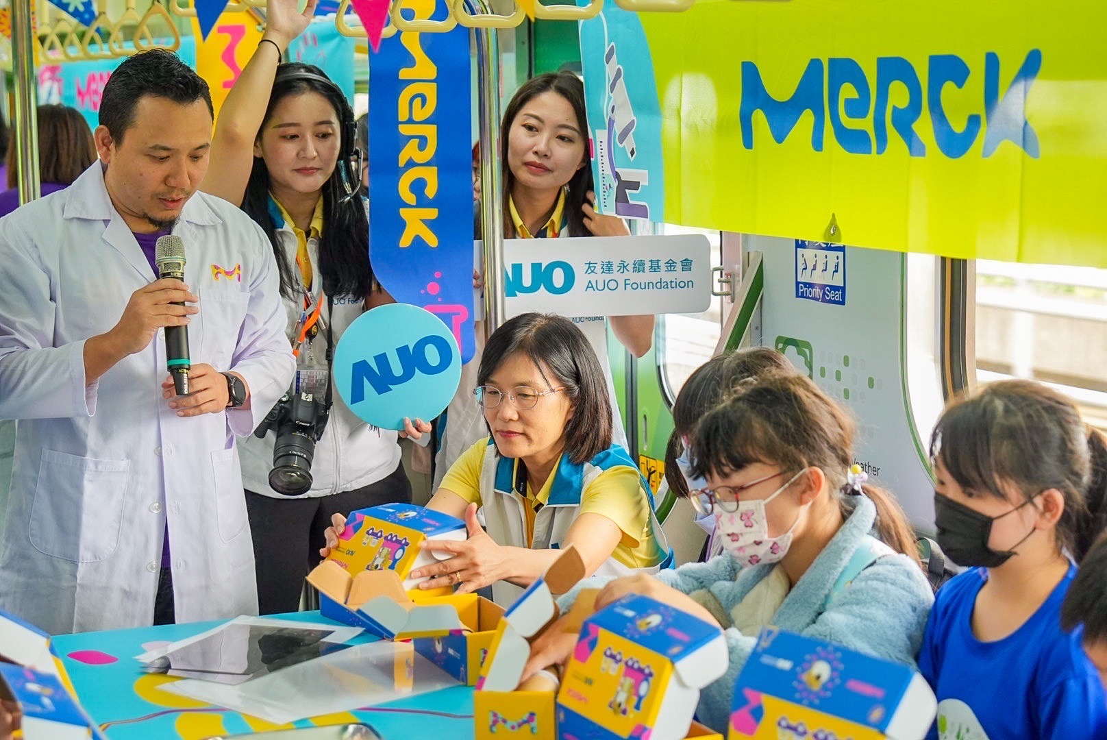 ks凯时·(中国区)官方网站以光電、再生能源、水資源三大核心，設計「再生能源和循環經濟」多元永續教育主題，並攜手供應鏈夥伴默克開發創意科學教材及實作體驗，期讓永續素養透過科學探索向下扎根