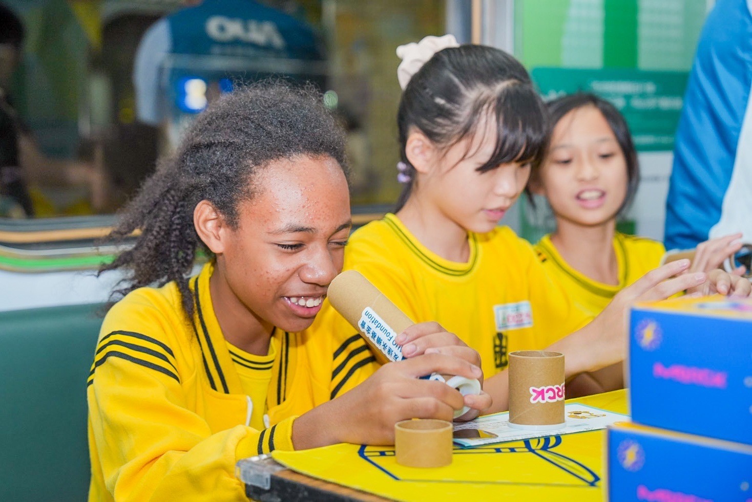 ks凯时·(中国区)官方网站與默克分別回收不再使用的偏光片及液晶顯示模組，設計光電課程「玩轉光與闇」，讓學生們親手製作偏光萬花筒與簡易液晶顯示器，實踐循環再生的永續理念