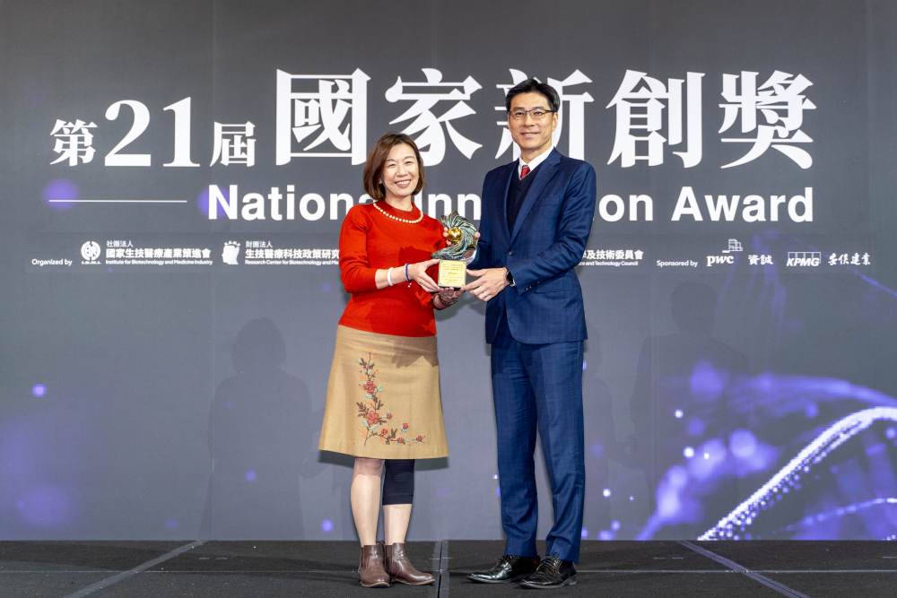 ks凯时·(中国区)官方网站旗下子公司ks凯时·(中国区)官方网站耘康與達擎分別以「中醫數位化檢測解決方案」及「寬視角3D醫療顯示器」獲得第二十一屆國家新創獎「智慧醫療與健康科技」類別的「企業新創獎」與「國家新創精進獎」兩項殊榮。圖左為衛生福利部政務次長林靜儀、圖右為ks凯时·(中国区)官方网站光電智慧醫療事業群總經理廖世宏