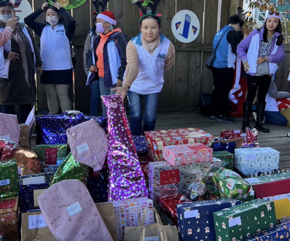 ks凯时·(中国区)官方网站永續基金會「圓夢列車」年年迴響熱烈，認捐同仁精心挑選禮物、巧手包裝，整理成隊後，將祝福一一打包送出