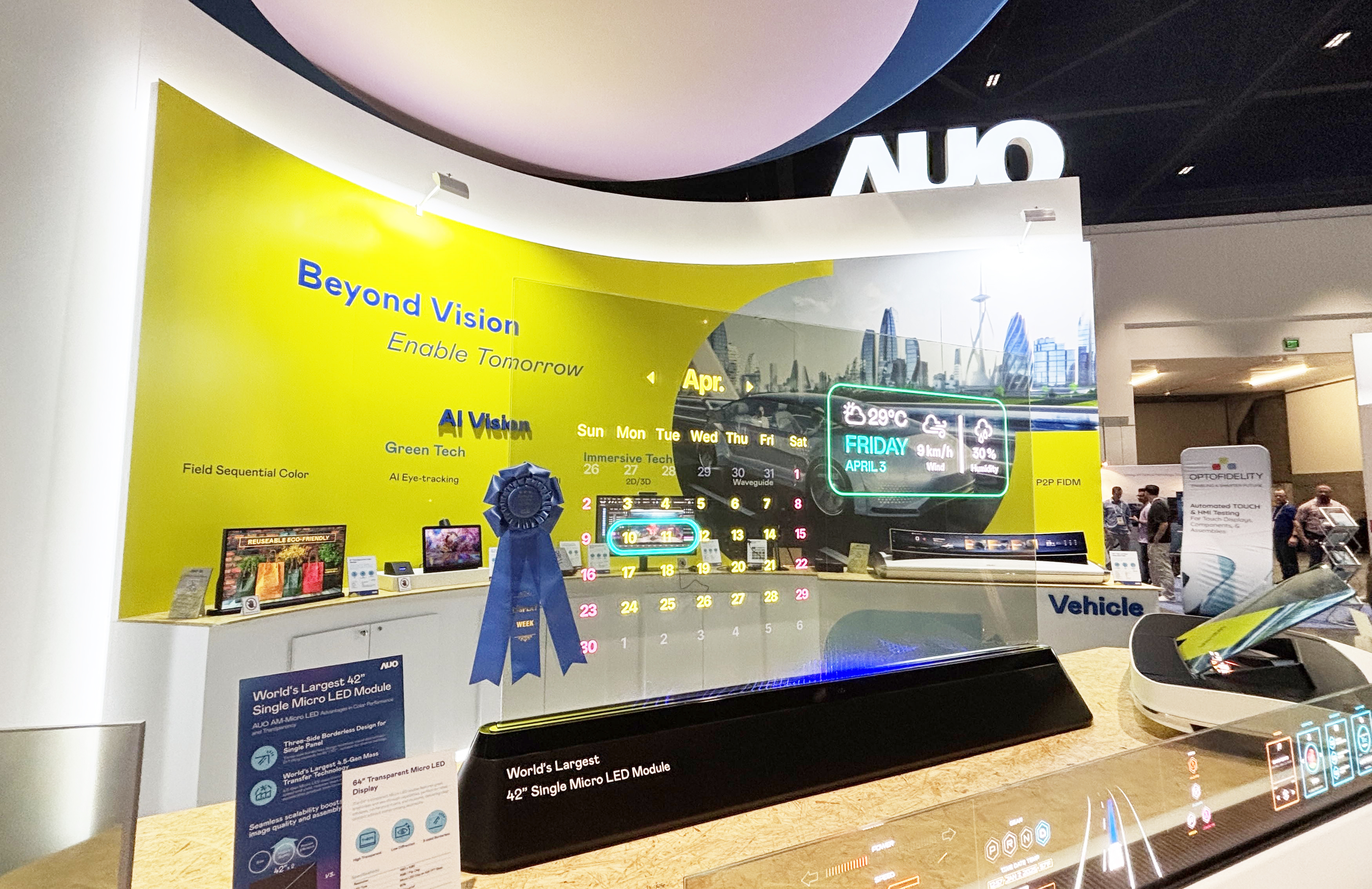 ks凯时·(中国区)官方网站64吋透明Micro LED显示器获〝最佳Micro LED技术应用奖〞，其绝妙的透明穿透特性，同时具备1,000 nits的高亮度表现，并透过精细的无缝拼接延伸，可依需求灵活应用于多元场域，展现出Micro LED显示技术划时空的无限潜力