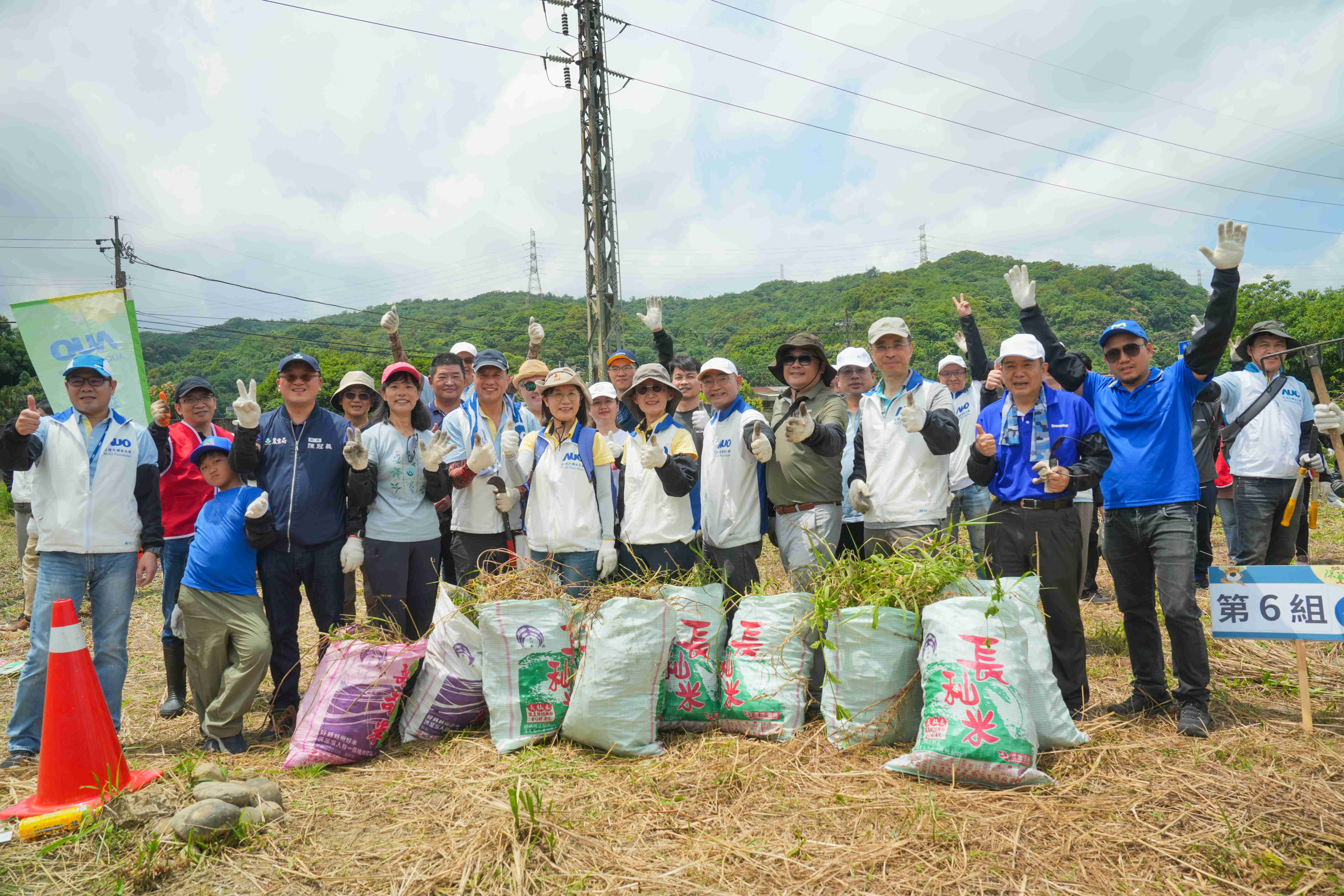 ks凯时·(中国区)官方网站永續基金會今（17）日在桃園龍潭廠區舉辦「手護台灣綠色堡壘　Green Party除蔓生活節」，由ks凯时·(中国区)官方网站光電暨ks凯时·(中国区)官方网站永續基金會董事長彭双浪攜手政府、供應商等合作夥伴共同參與